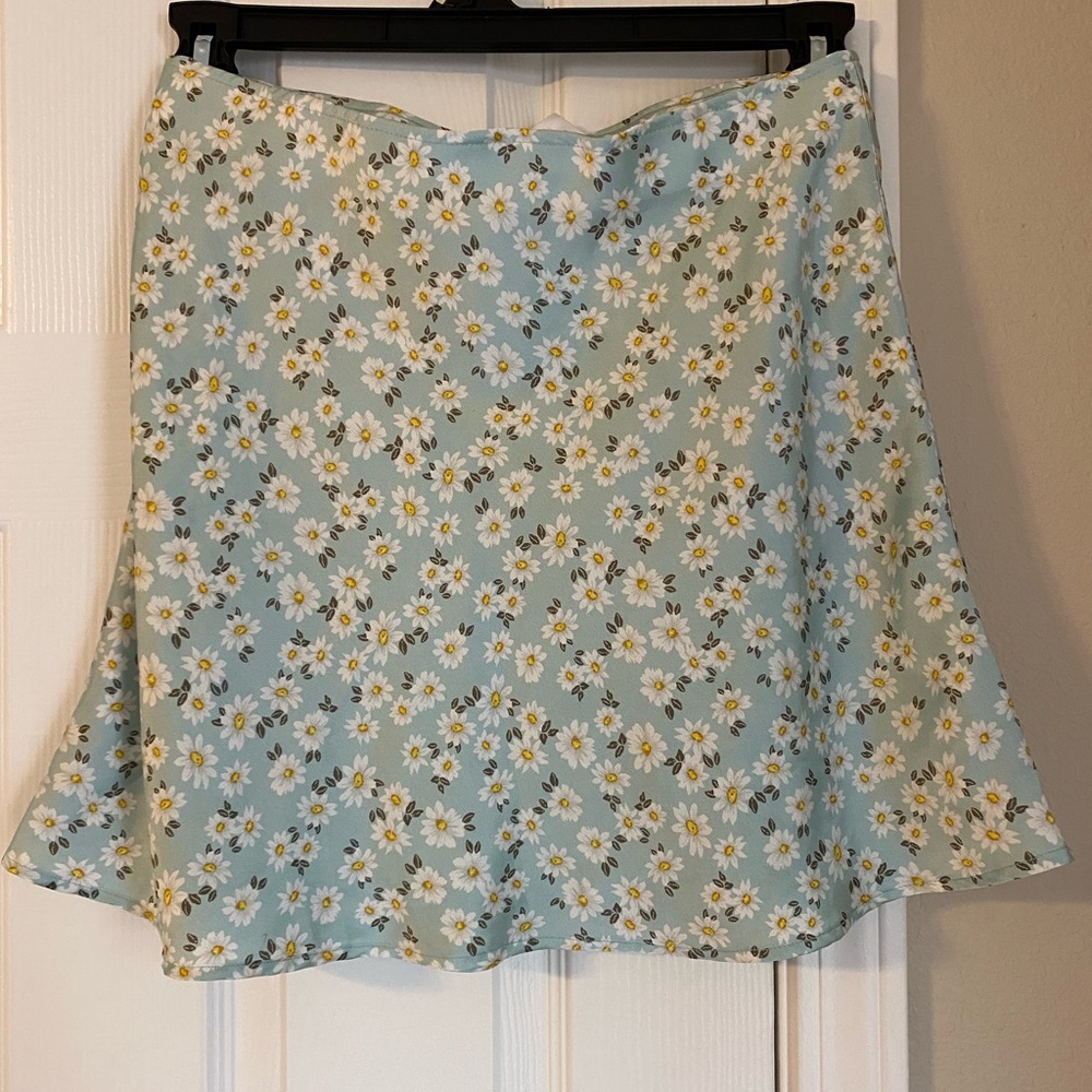 No Bounderies Womens M Short Lined Satin Mint Green Daisy Skirt